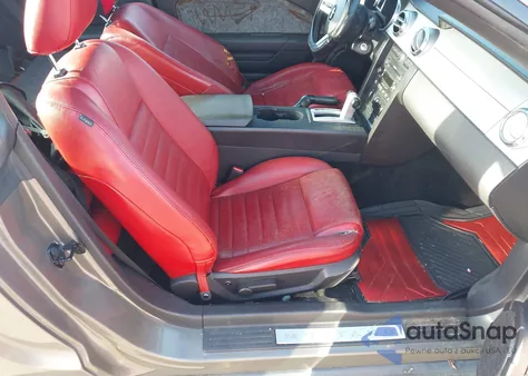 2005 Ford Mustang V6 Deluxe/V6 Premium z USA, uszkodzony, nr VIN 1ZVHT80N555113812